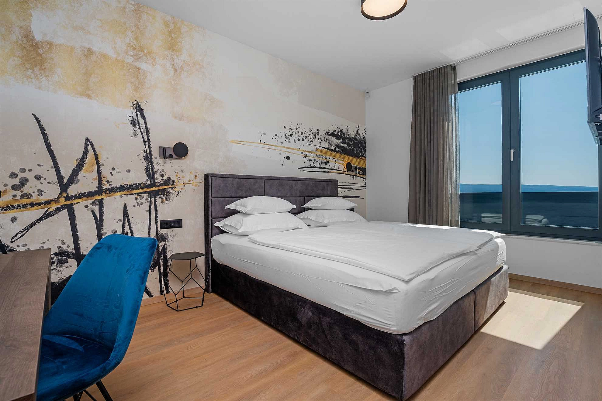 Villa Loma, 5 bedroom Luxury Villa near the sea, private heated pool, Omiš Brzet