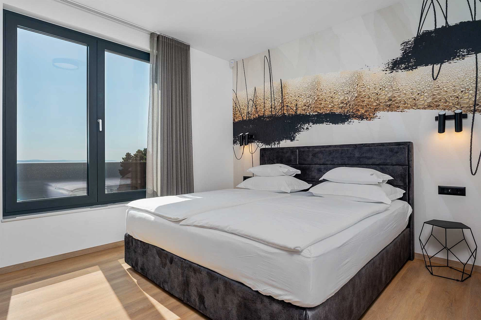 Villa Loma, 5 bedroom Luxury Villa near the sea, private heated pool, Omiš Brzet