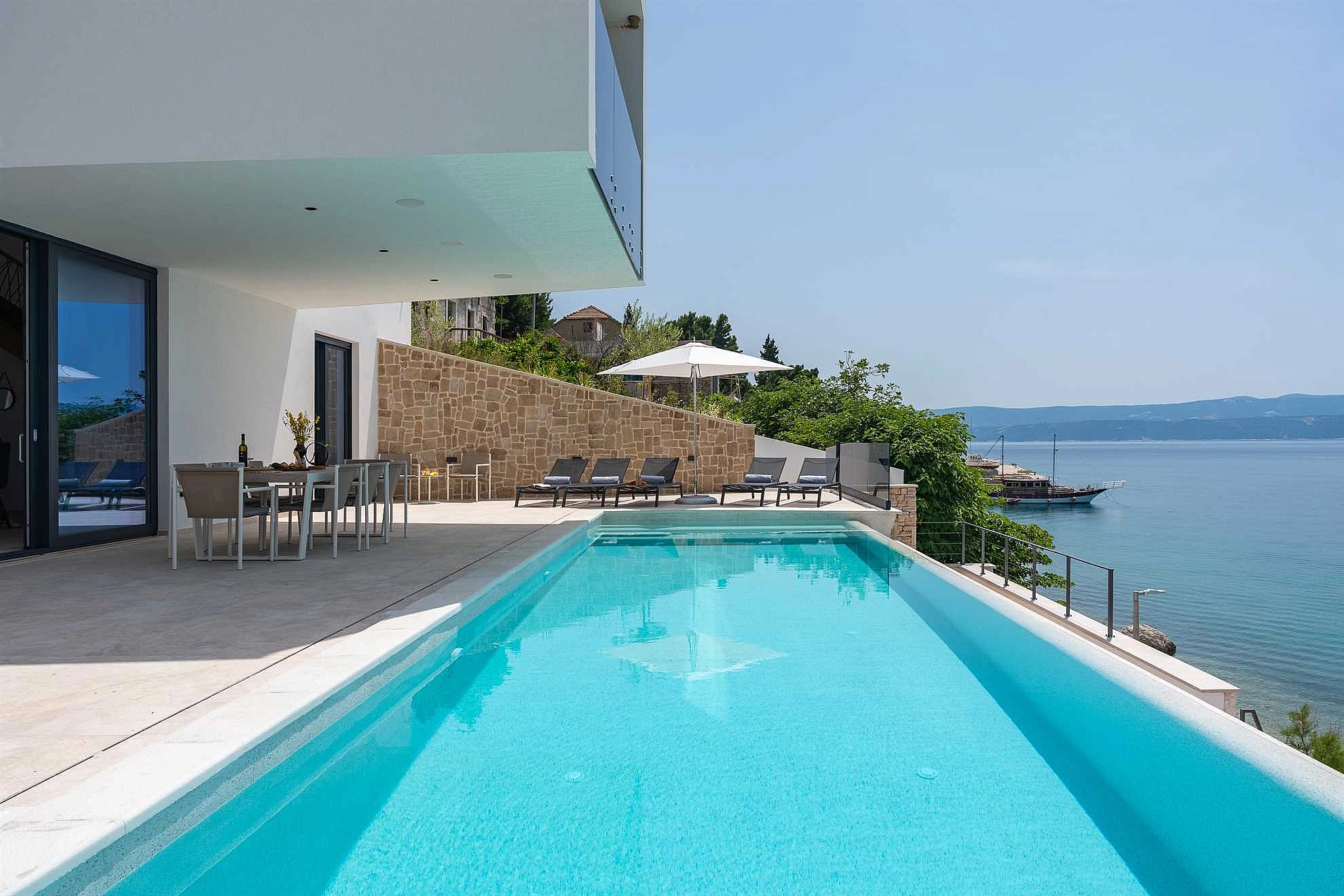 Villa Loma, 5 bedroom Luxury Villa near the sea, private heated pool, Omiš Brzet