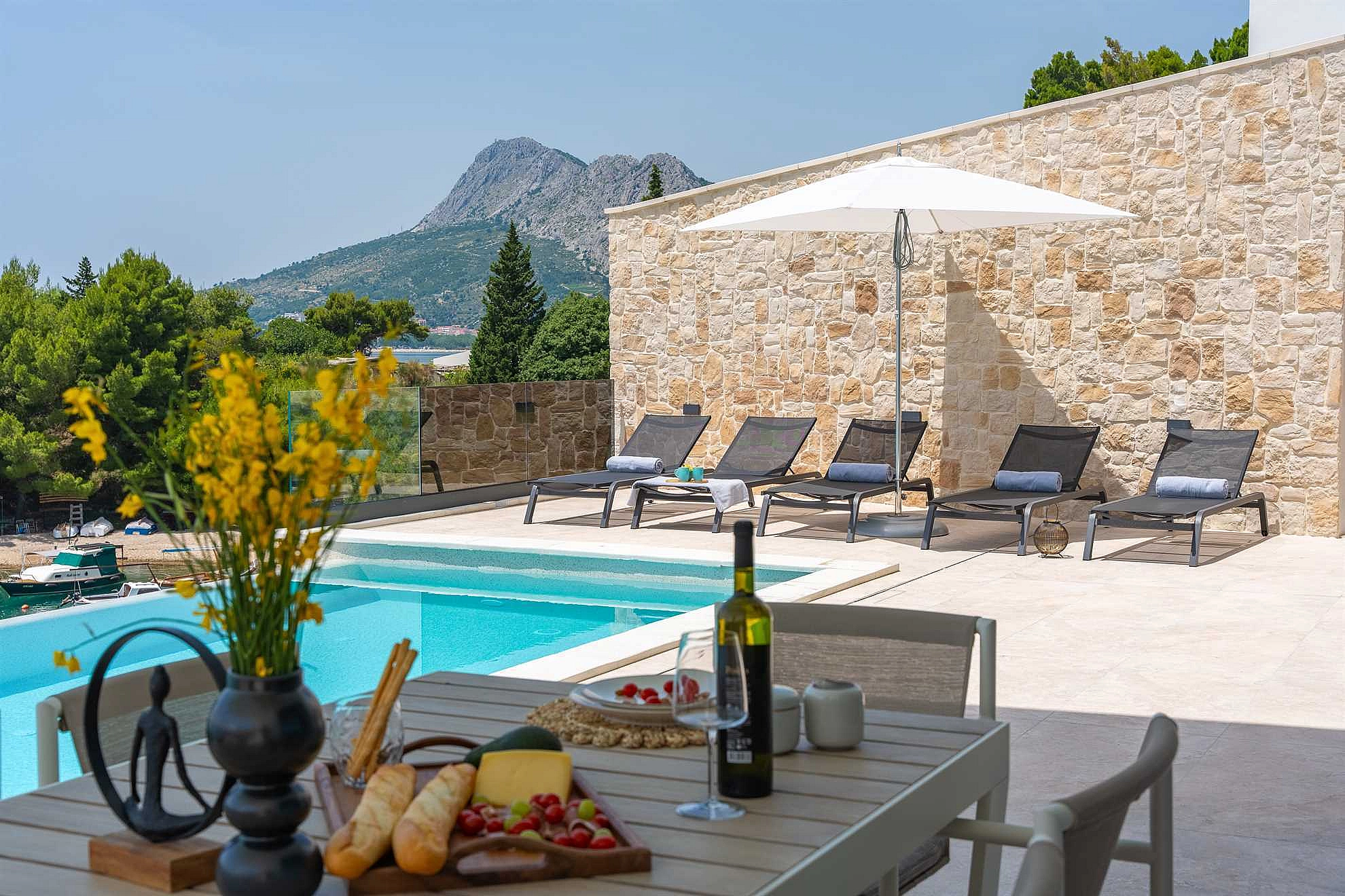 Villa Loma, 5 bedroom Luxury Villa near the sea, private heated pool, Omiš Brzet