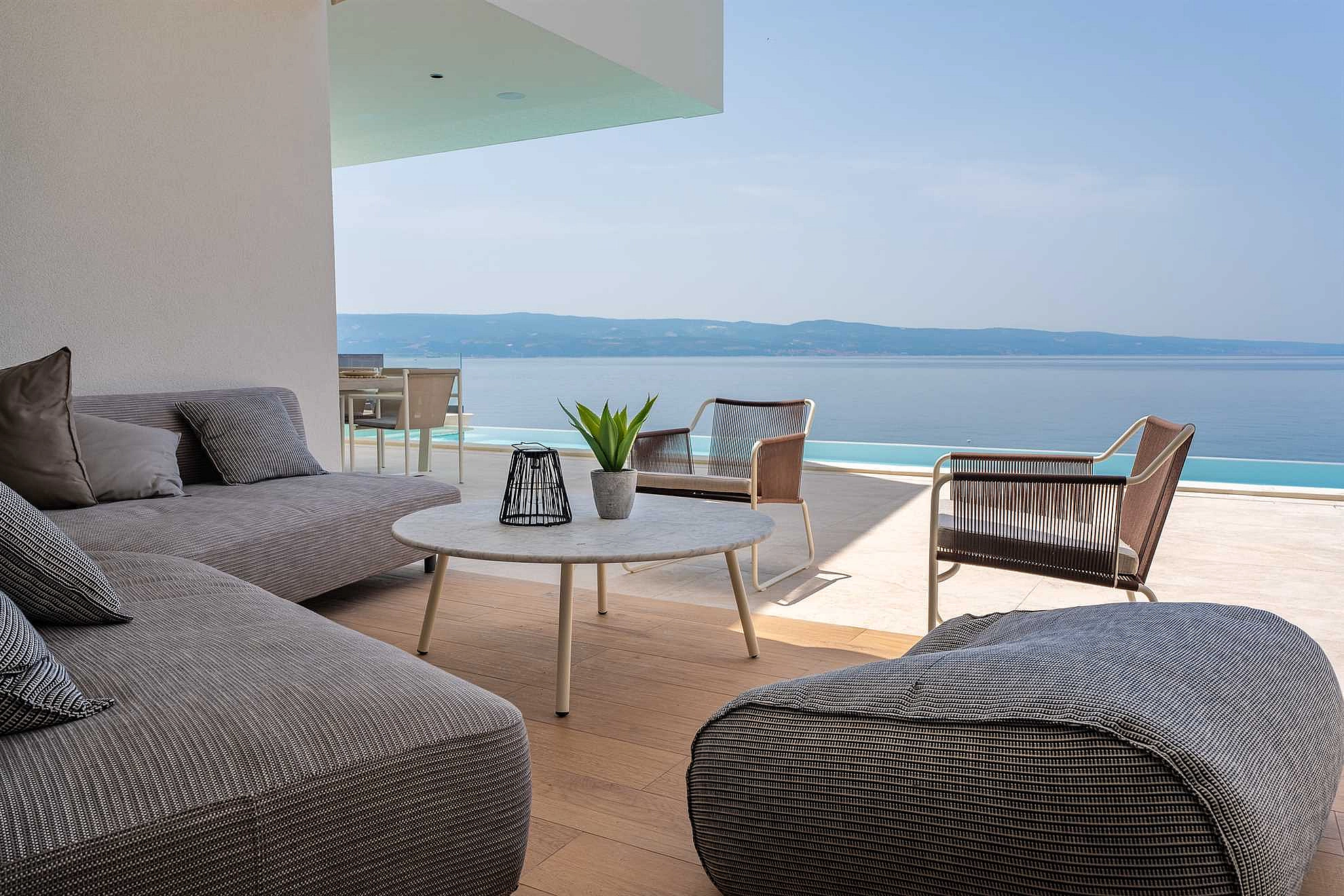 Villa Loma, 5 bedroom Luxury Villa near the sea, private heated pool, Omiš Brzet