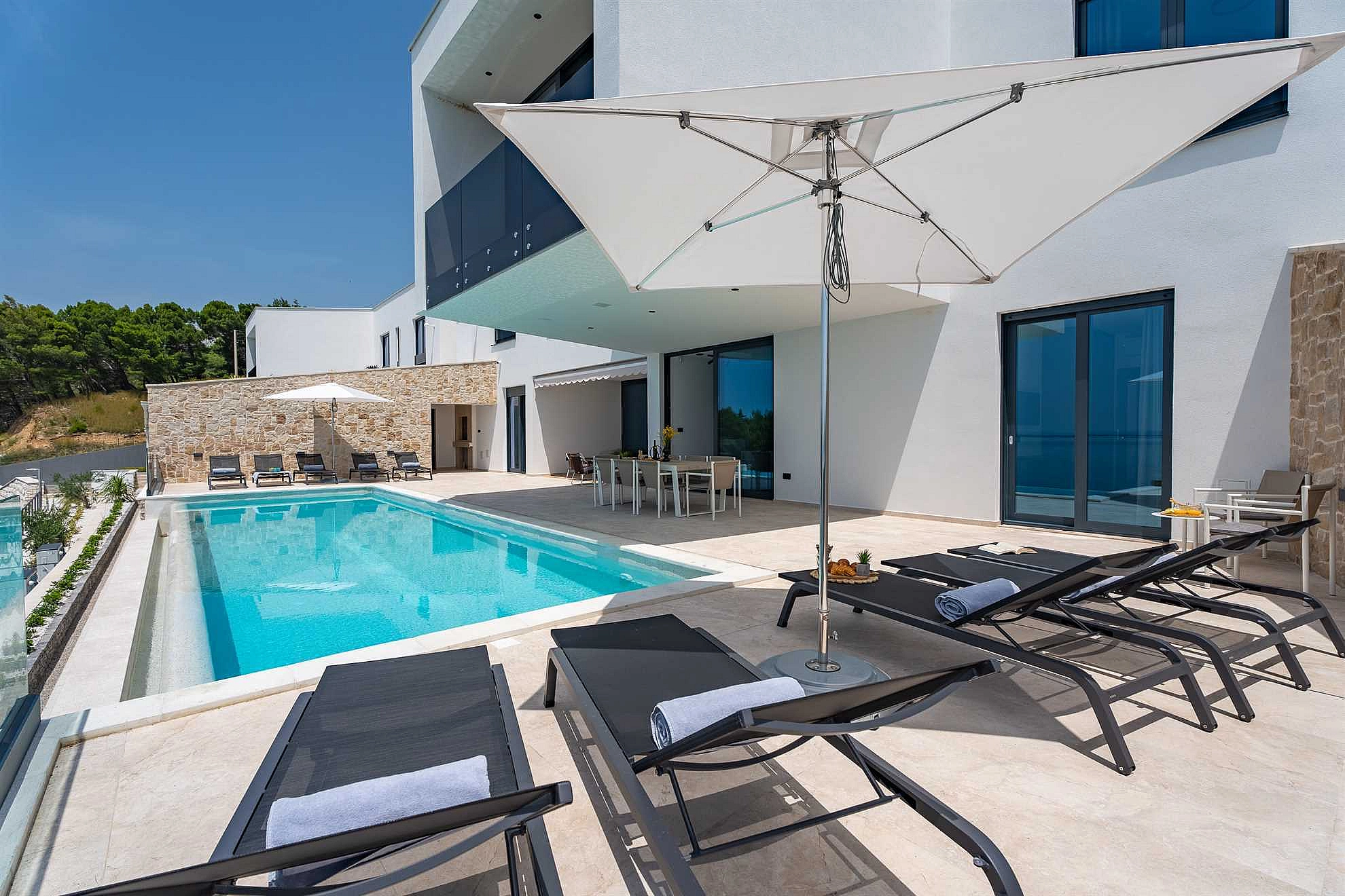 Villa Loma, 5 bedroom Luxury Villa near the sea, private heated pool, Omiš Brzet
