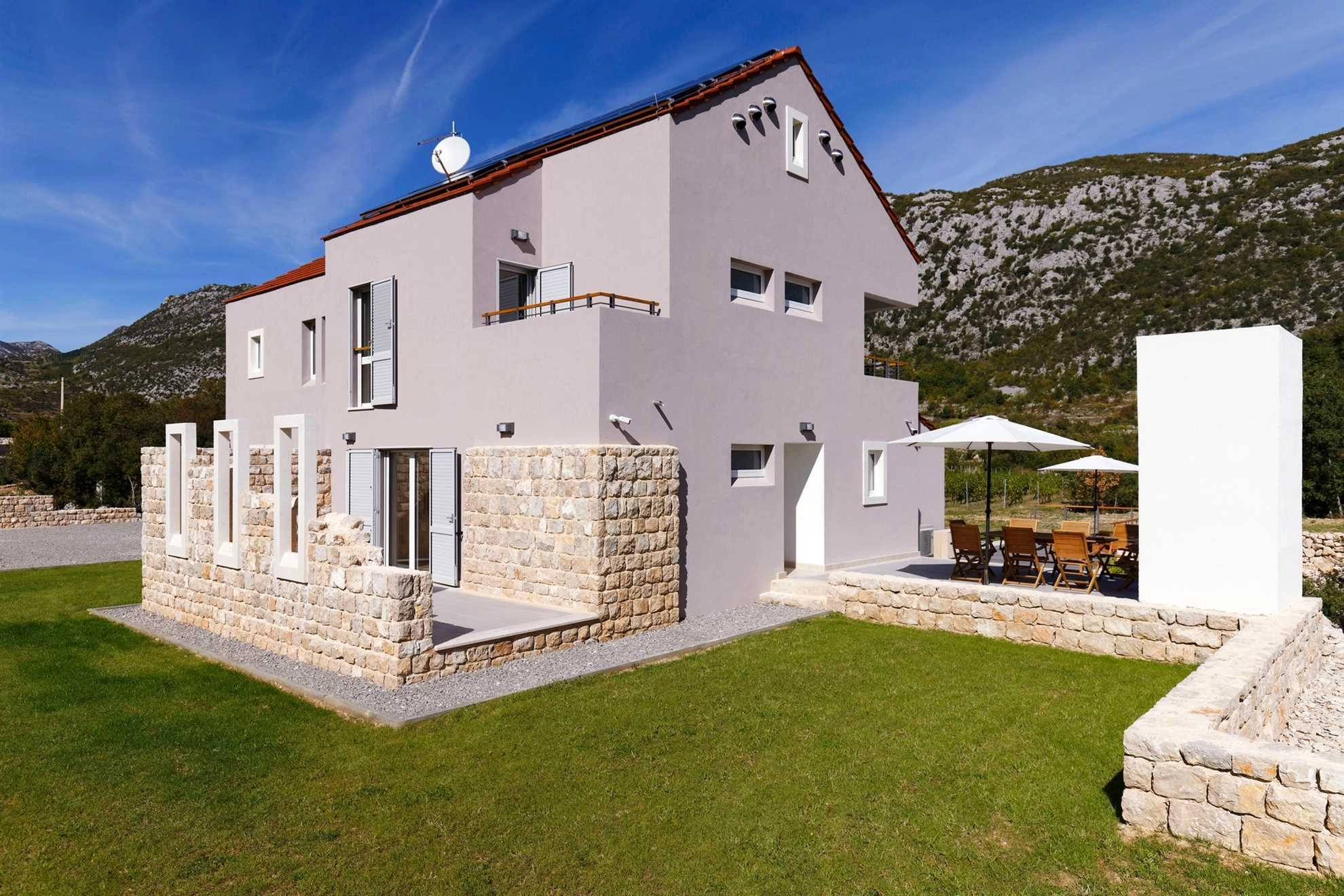Villa Jure in Dalmatian Hinterland, pool, sauna, near Biokovo