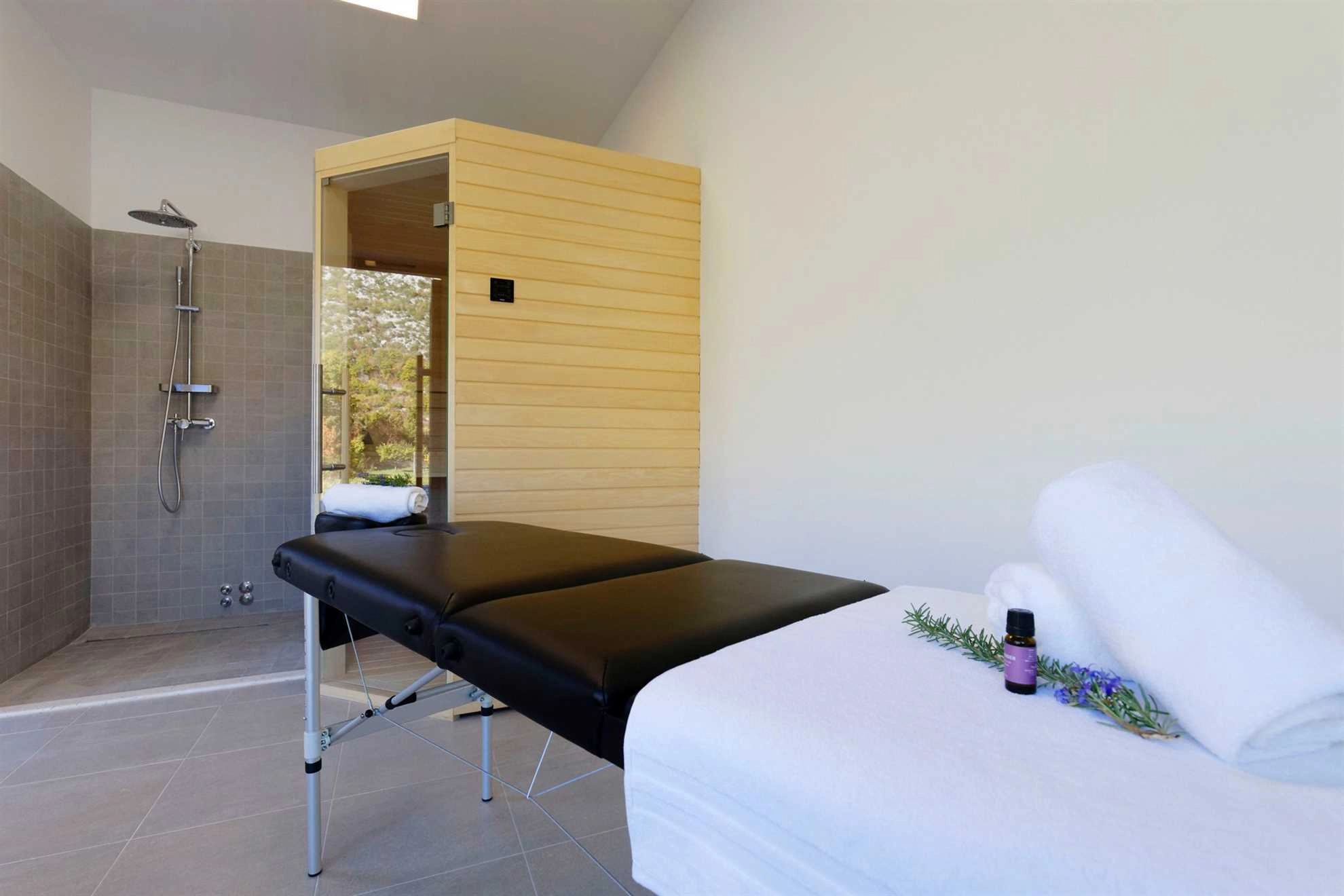 Villa Jure in Dalmatian Hinterland, pool, sauna, near Biokovo