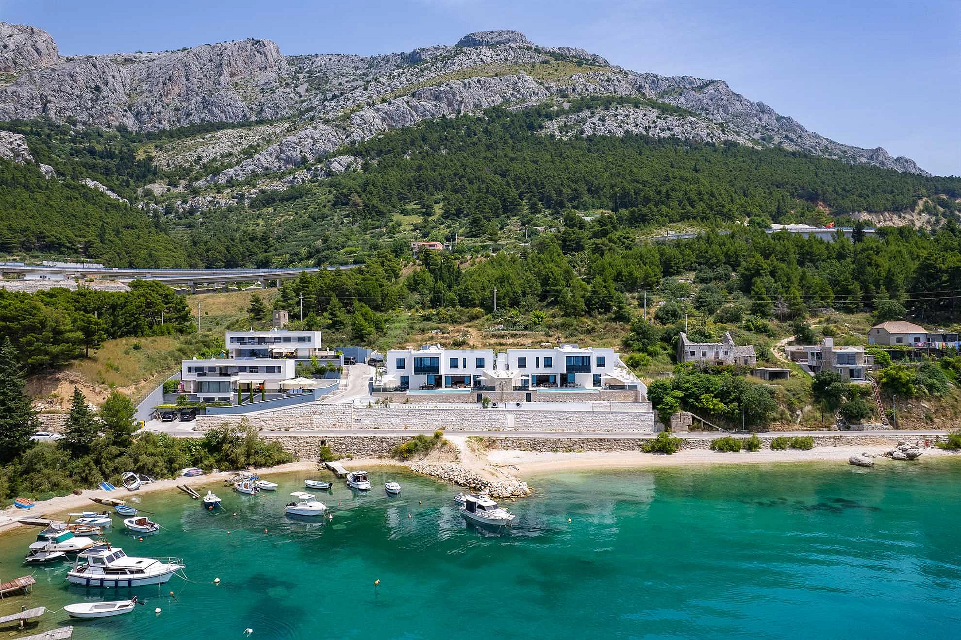 Villa Sea Breeze, 5 bedroom Luxury Villa near the sea, private heated pool, Omiš Brzet