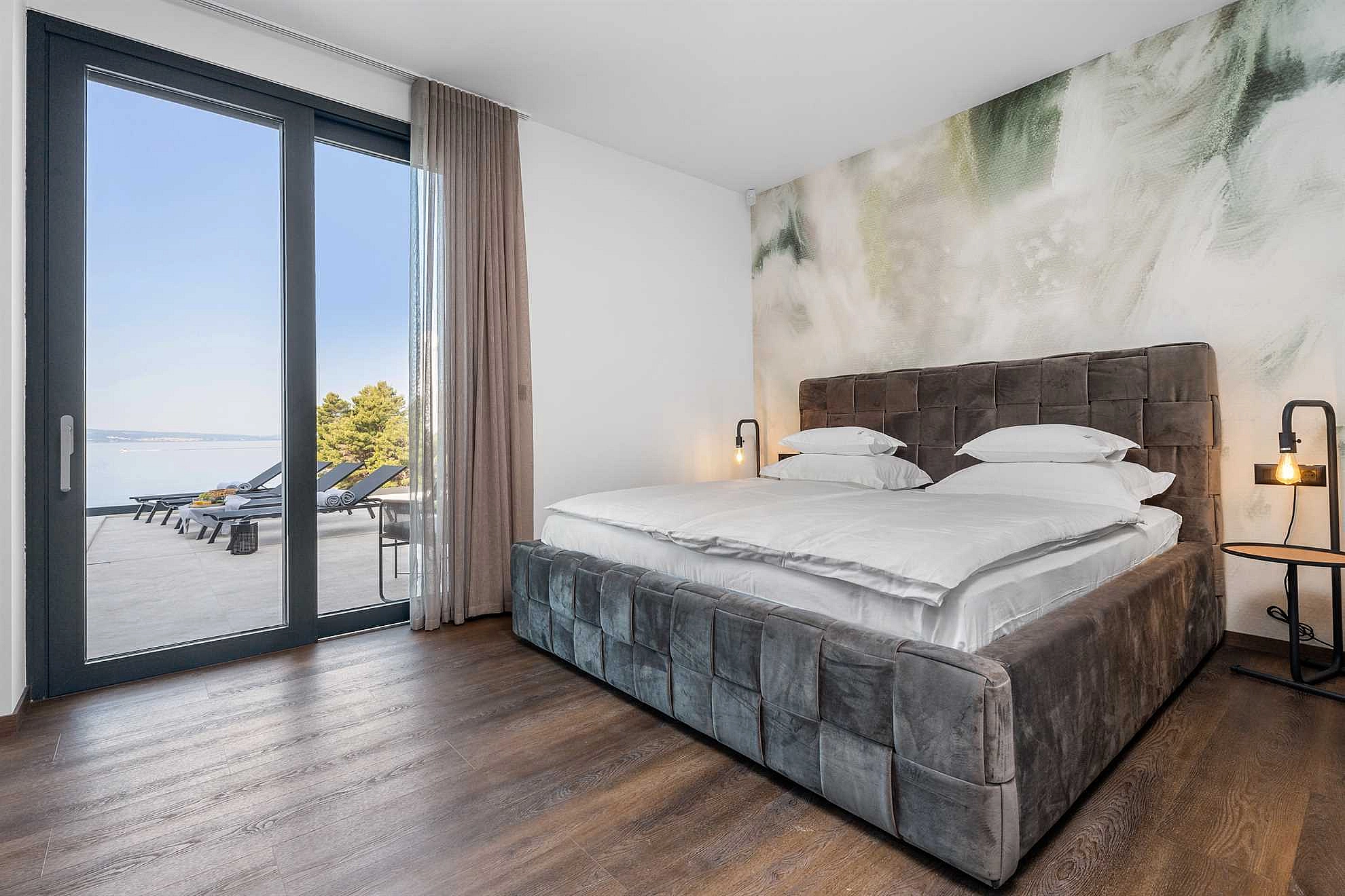 Villa Sea Breeze, 5 bedroom Luxury Villa near the sea, private heated pool, Omiš Brzet