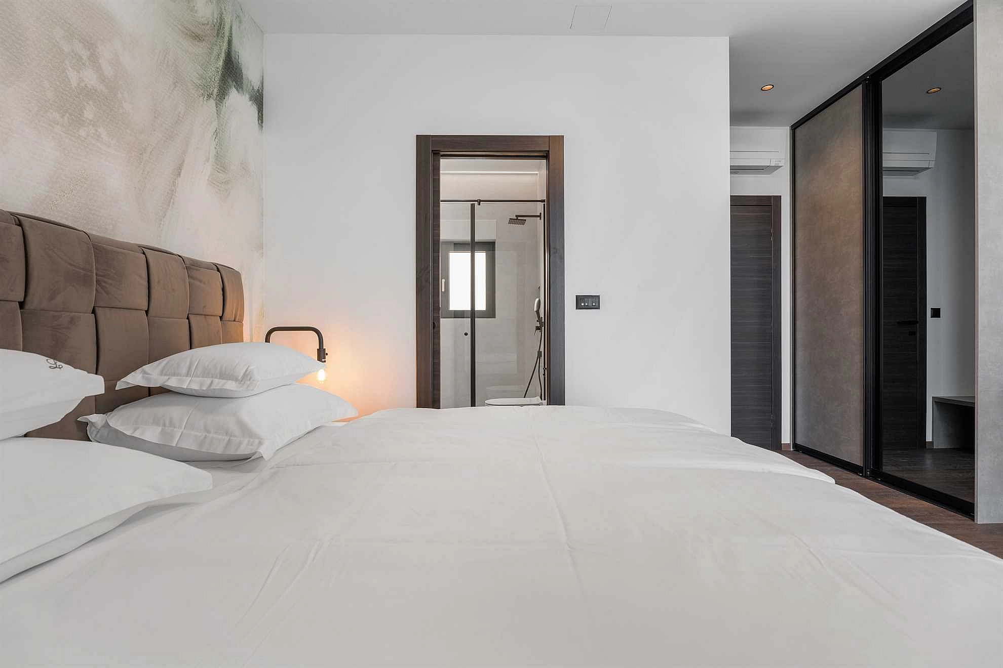 Villa Sea Breeze, 5 bedroom Luxury Villa near the sea, private heated pool, Omiš Brzet