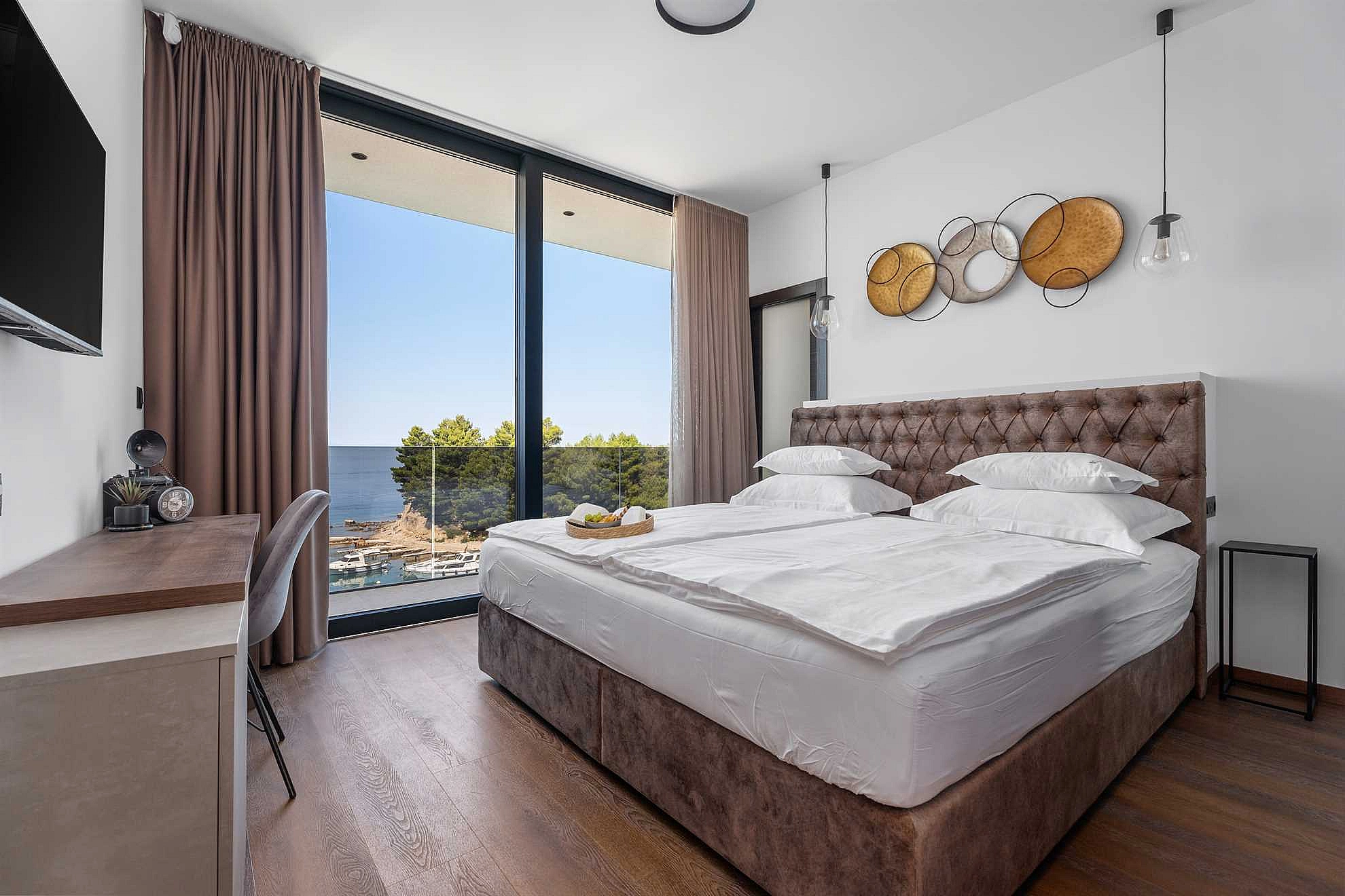 Villa Sea Breeze, 5 bedroom Luxury Villa near the sea, private heated pool, Omiš Brzet