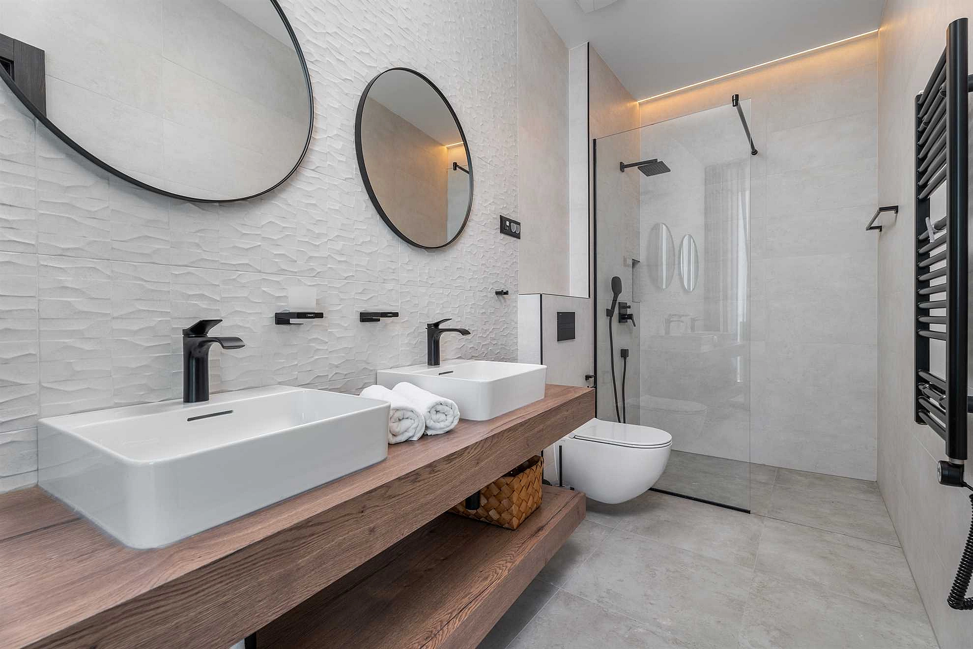 Villa Sea Breeze, 5 bedroom Luxury Villa near the sea, private heated pool, Omiš Brzet