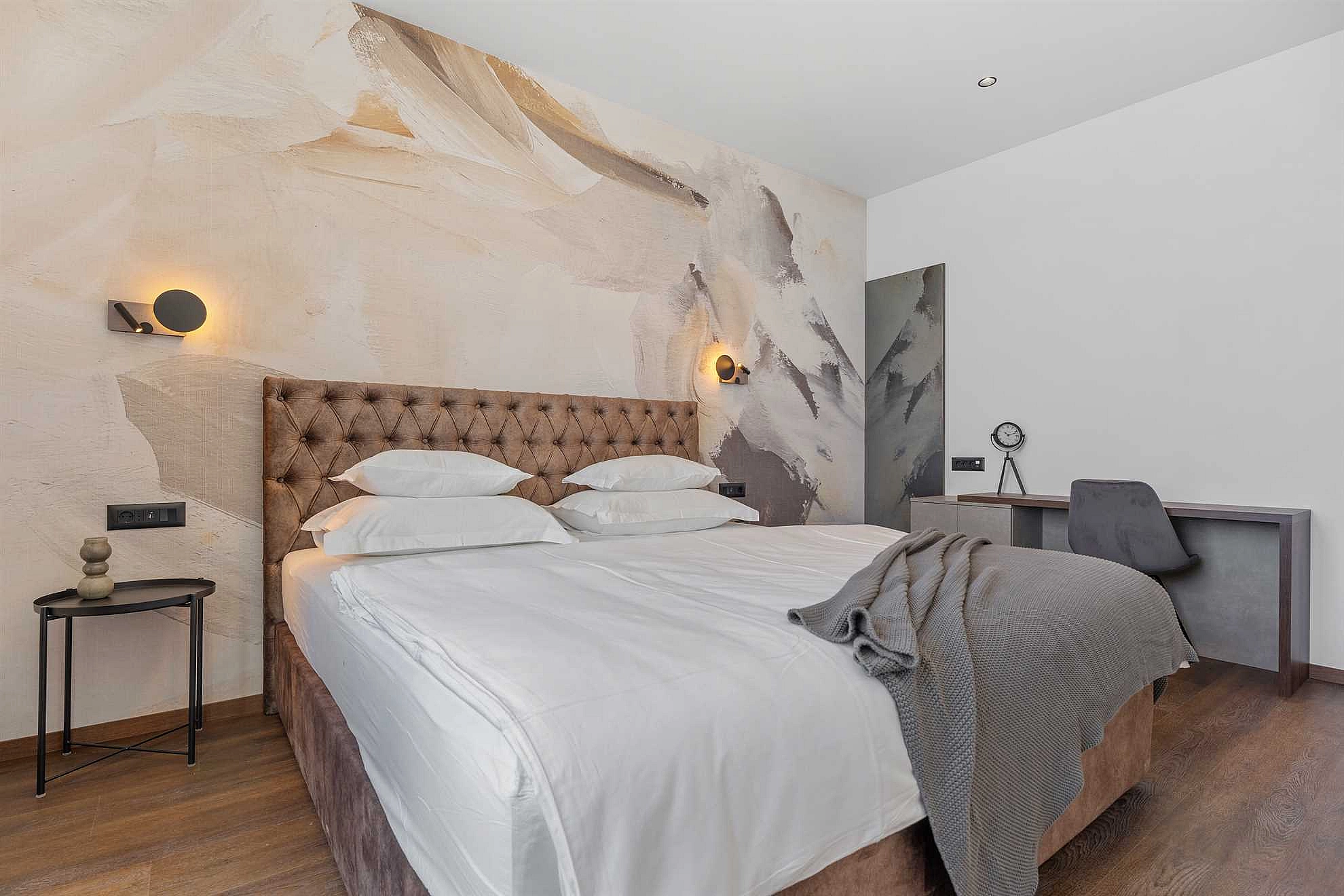 Villa Sea Breeze, 5 bedroom Luxury Villa near the sea, private heated pool, Omiš Brzet