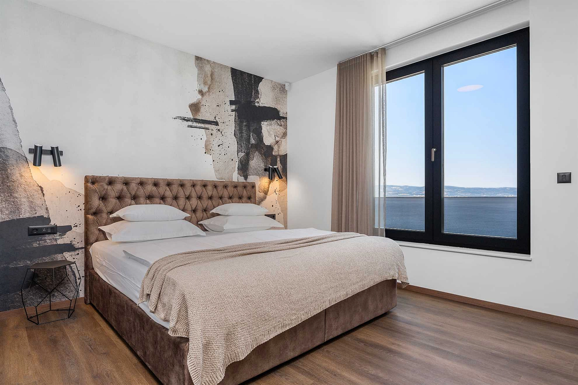 Villa Sea Breeze, 5 bedroom Luxury Villa near the sea, private heated pool, Omiš Brzet