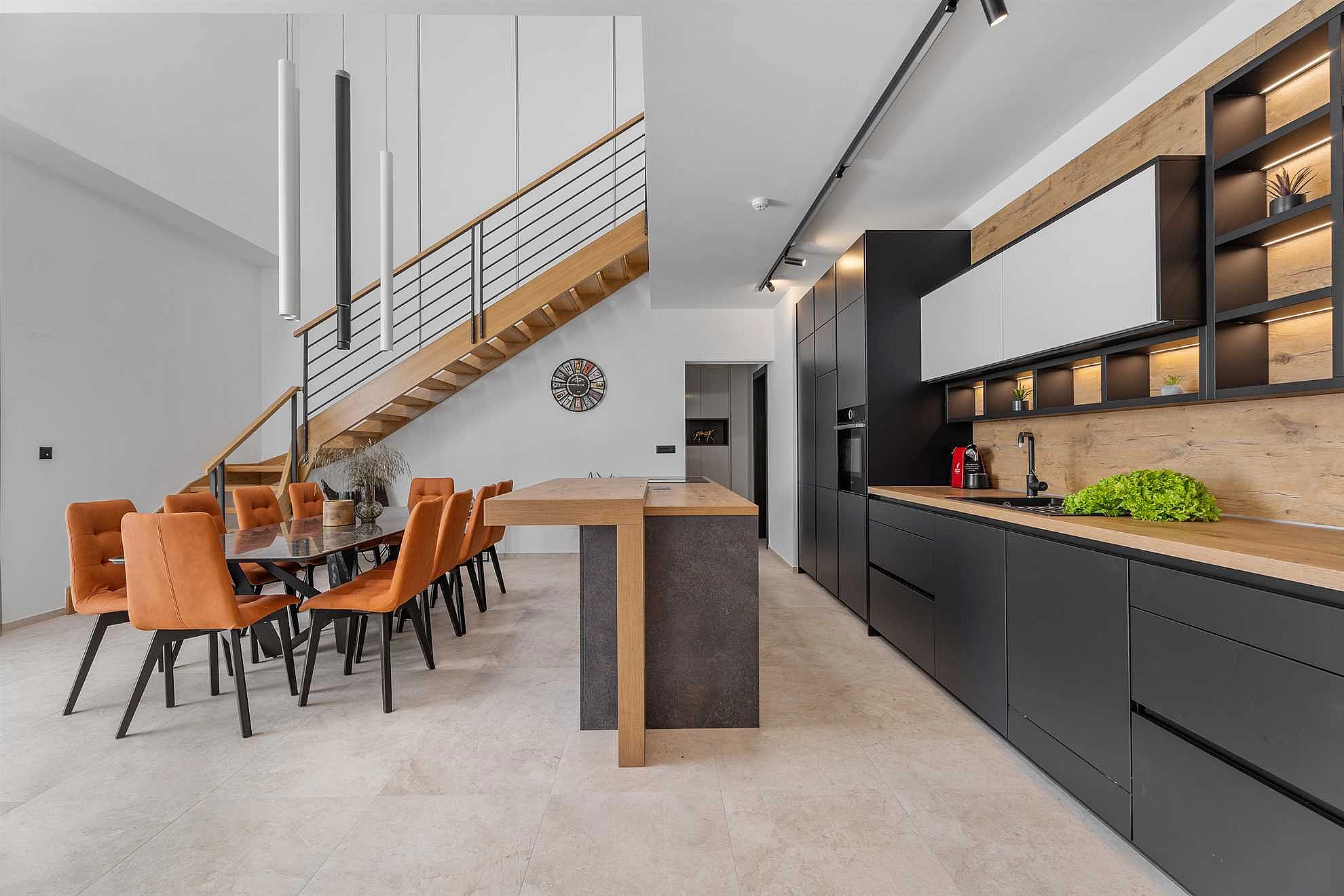 Villa Sea Breeze, 5 bedroom Luxury Villa near the sea, private heated pool, Omiš Brzet