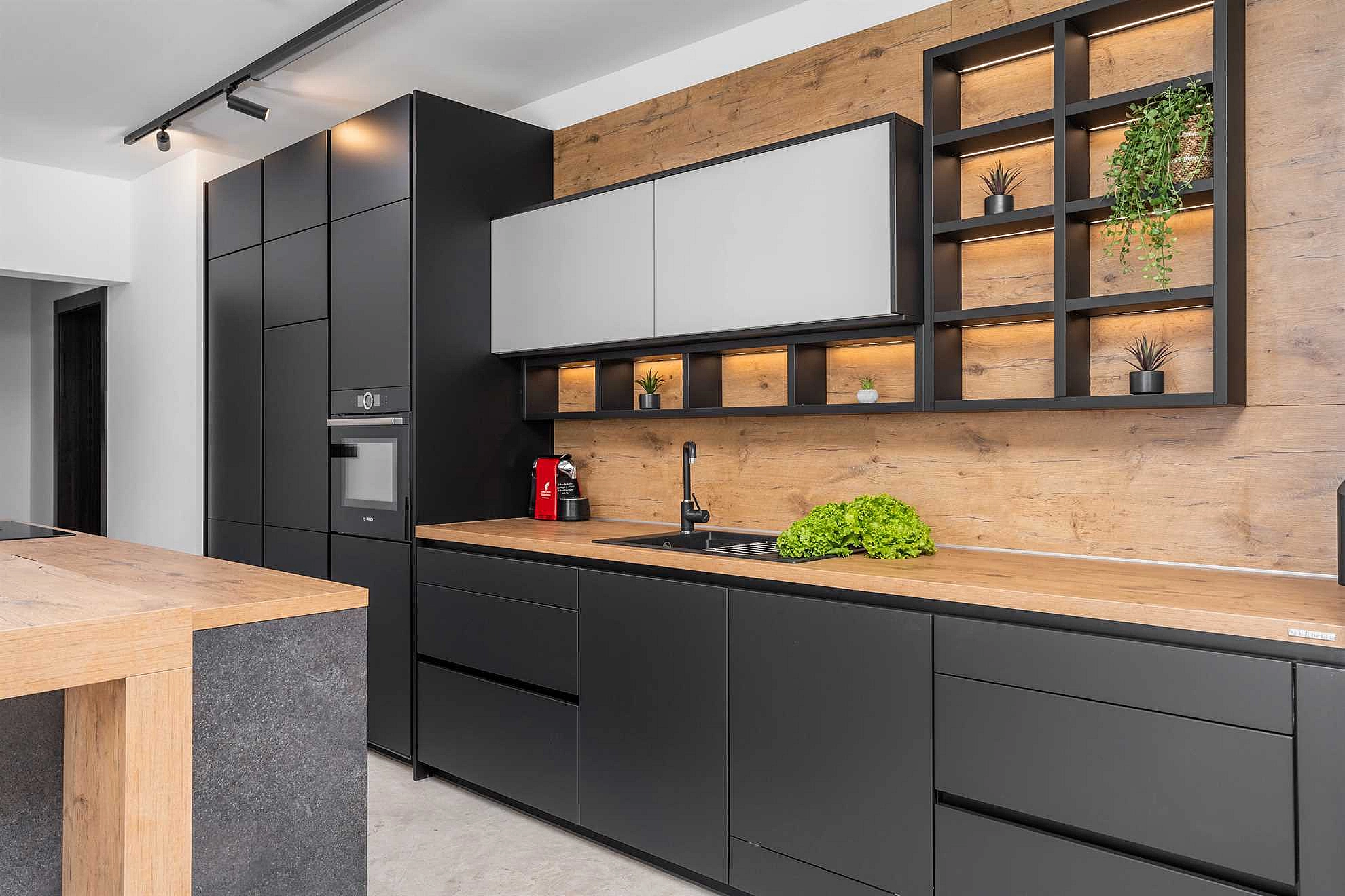 Villa Sea Breeze, 5 bedroom Luxury Villa near the sea, private heated pool, Omiš Brzet