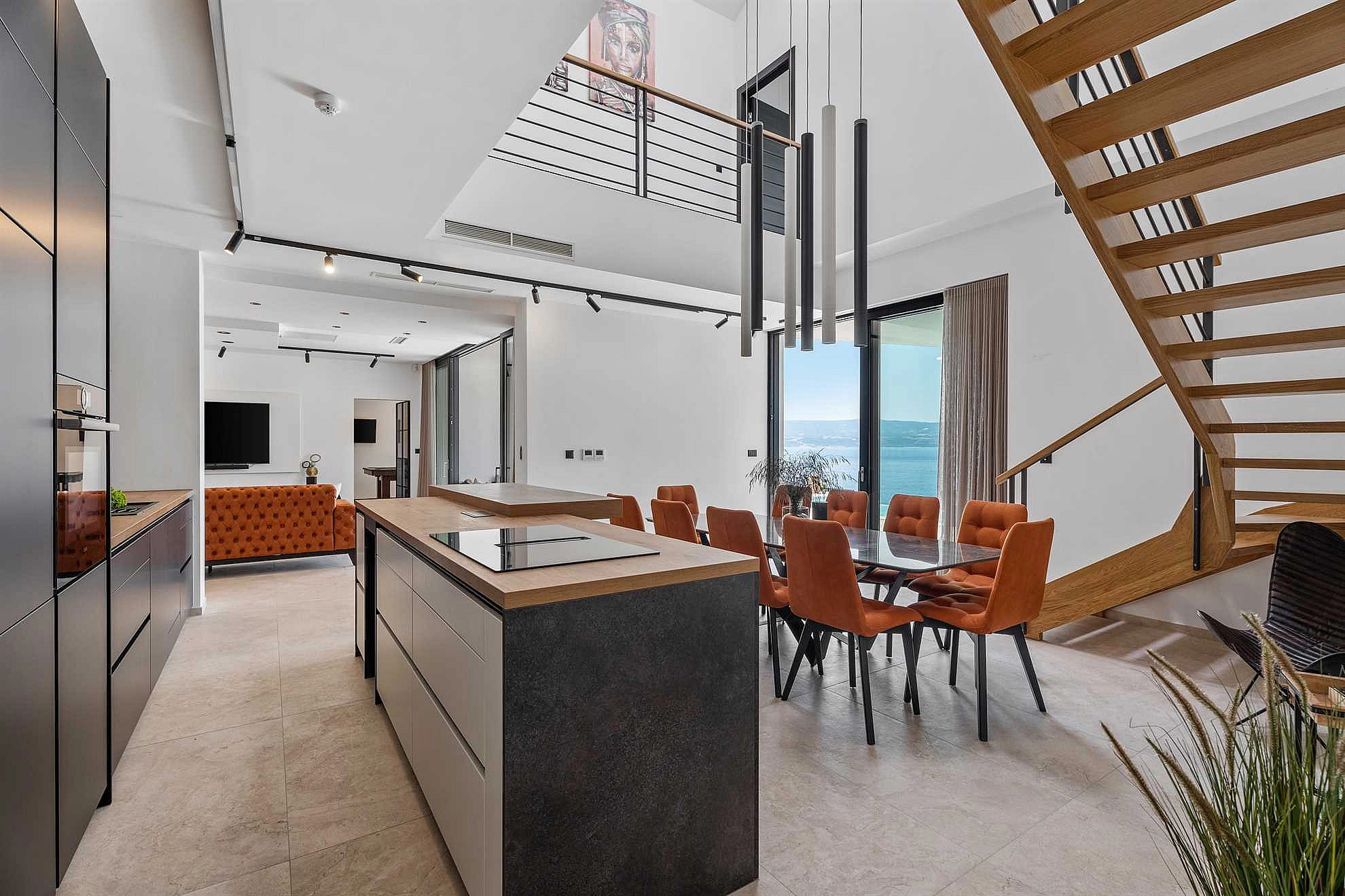 Villa Sea Breeze, 5 bedroom Luxury Villa near the sea, private heated pool, Omiš Brzet