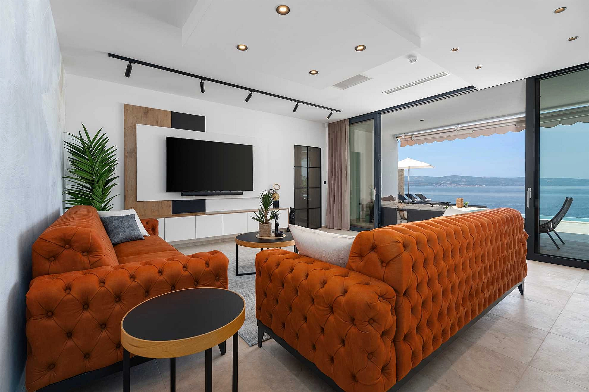 Villa Sea Breeze, 5 bedroom Luxury Villa near the sea, private heated pool, Omiš Brzet