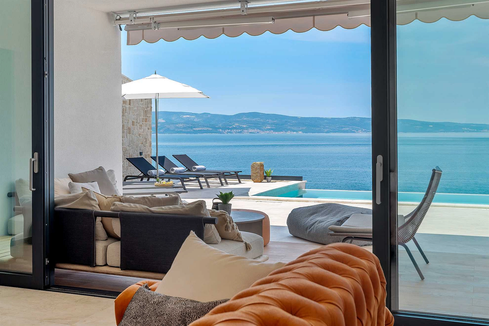 Villa Sea Breeze, 5 bedroom Luxury Villa near the sea, private heated pool, Omiš Brzet