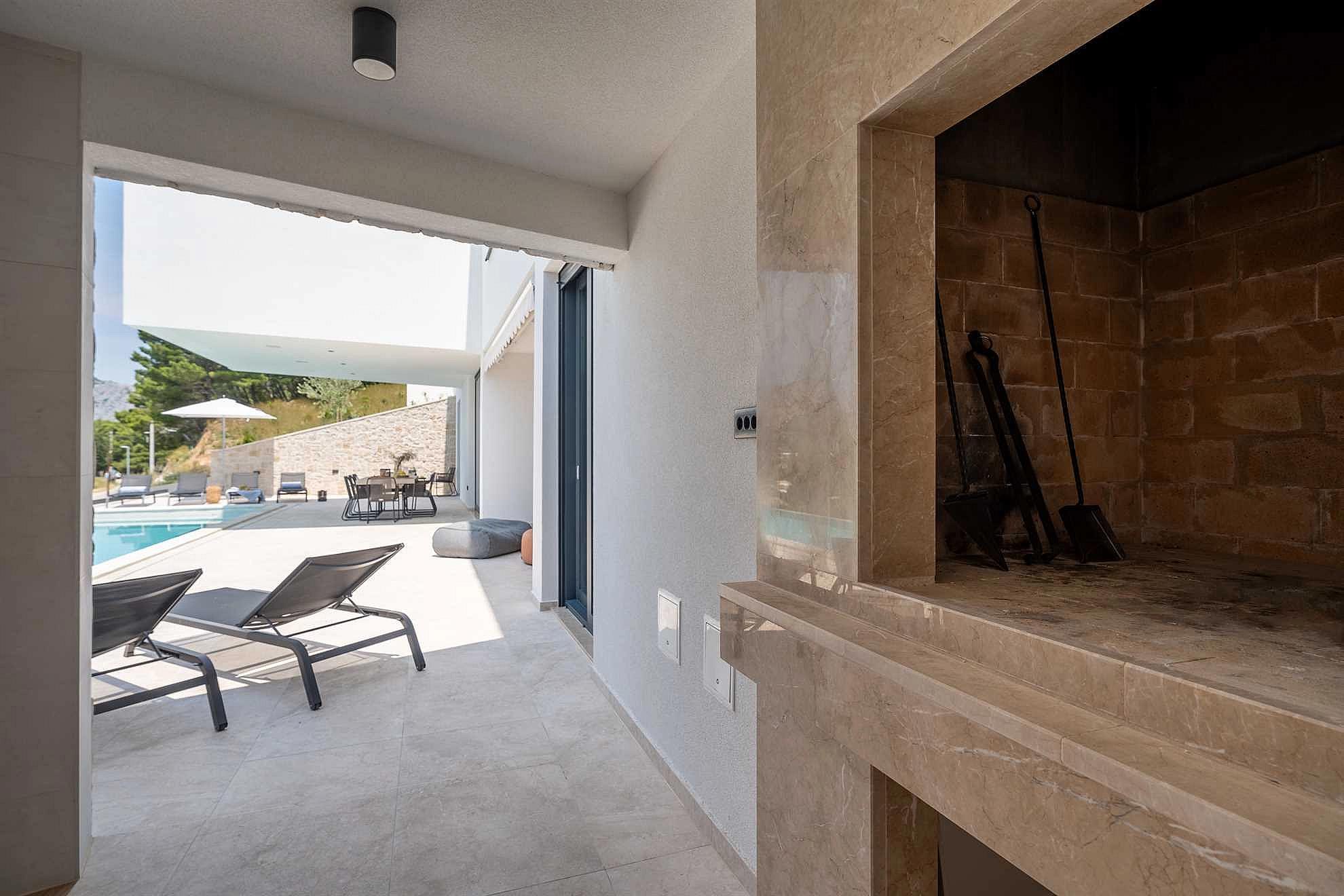 Villa Sea Breeze, 5 bedroom Luxury Villa near the sea, private heated pool, Omiš Brzet