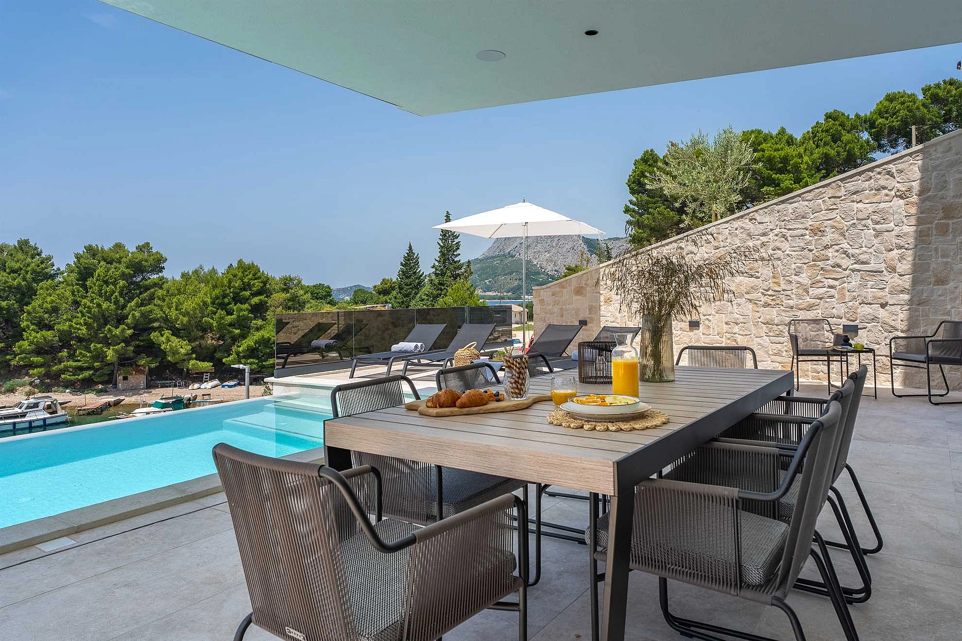 Villa Sea Breeze, 5 bedroom Luxury Villa near the sea, private heated pool, Omiš Brzet