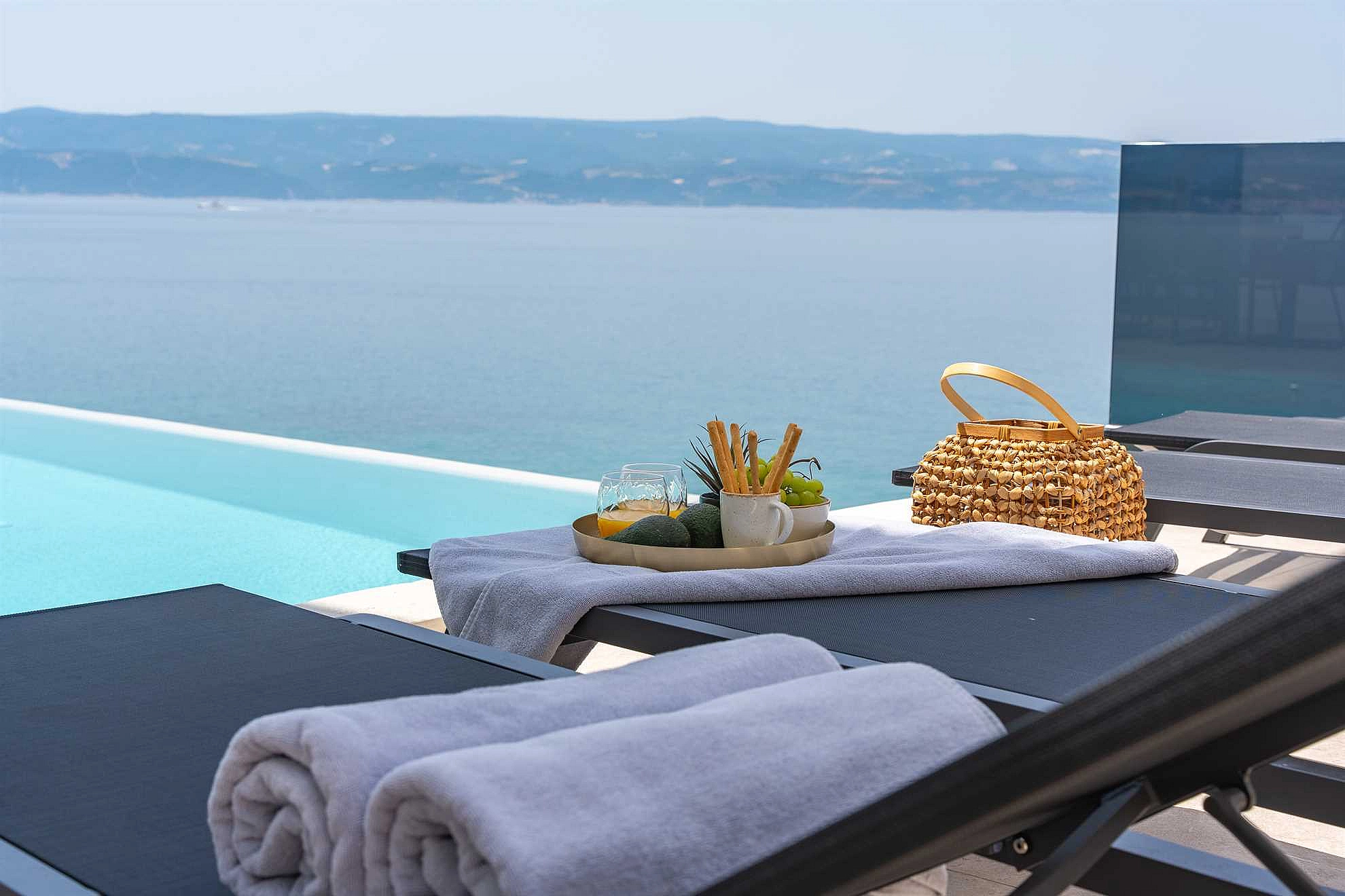 Villa Sea Breeze, 5 bedroom Luxury Villa near the sea, private heated pool, Omiš Brzet