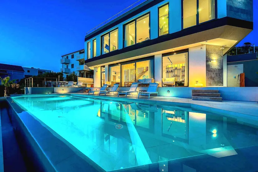 Villa Allina, Luxuriöse Villa mit 5 Schlafzimmern, Panoramablick und beheiztem Pool