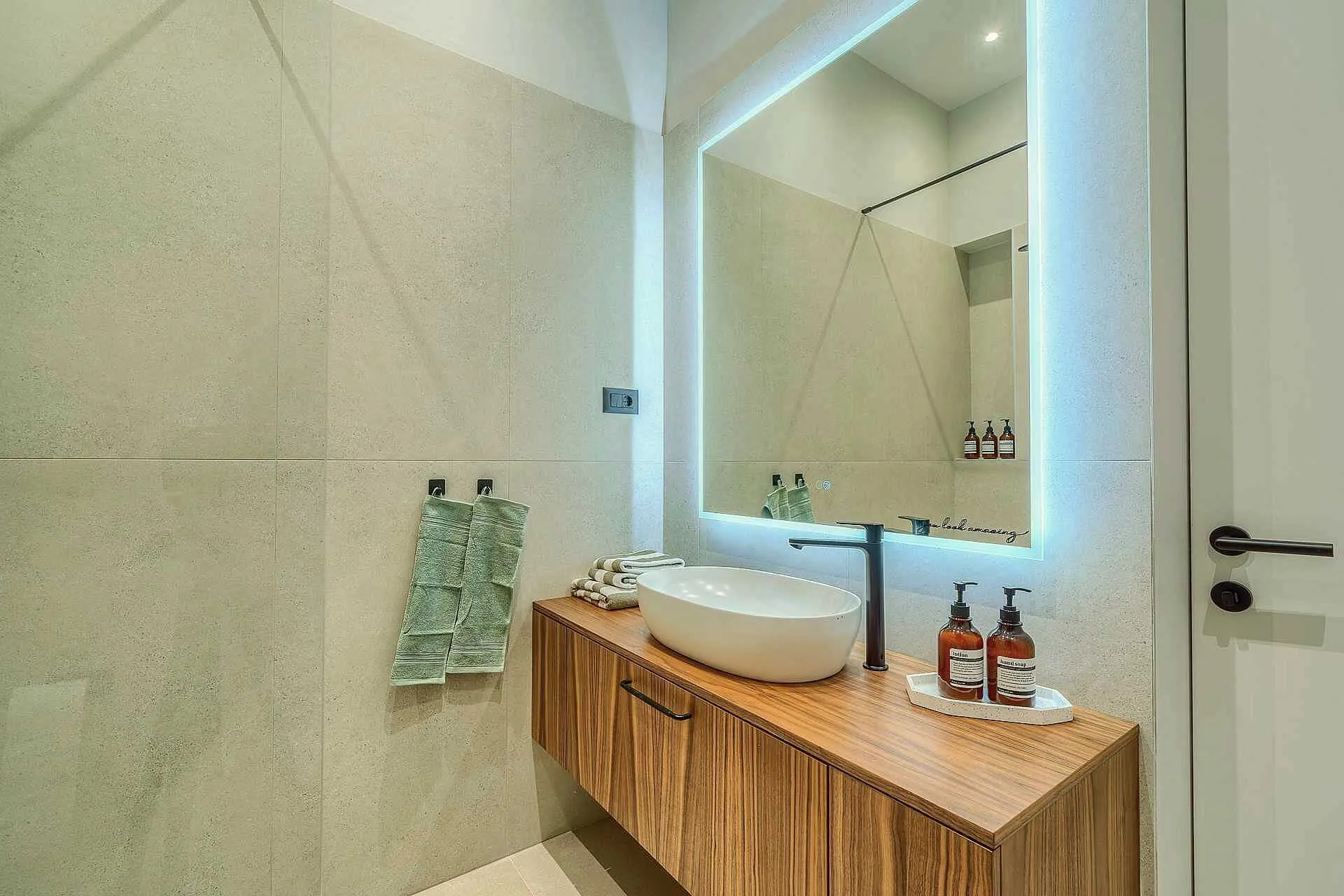 Villa Allina, Luxurious 5- Bedroom Villa with Panoramic Views with Heated Pool