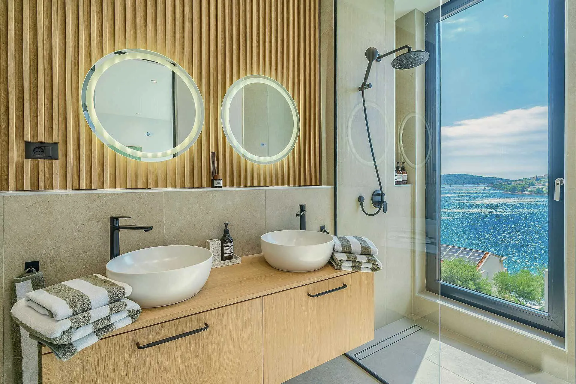 Villa Allina, Luxurious 5- Bedroom Villa with Panoramic Views with Heated Pool