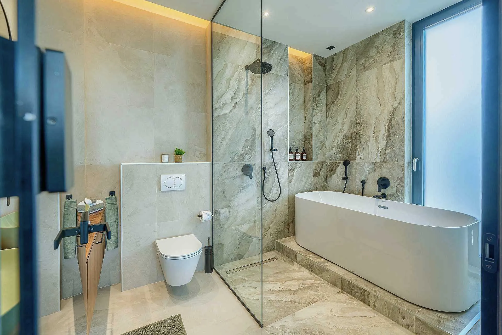 Villa Allina, Luxurious 5- Bedroom Villa with Panoramic Views with Heated Pool