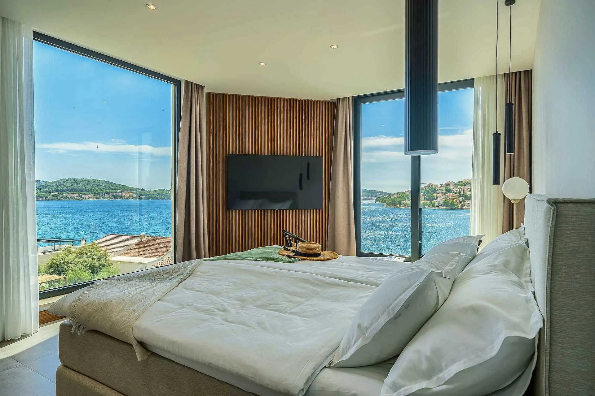 Villa Allina, Luxurious 5- Bedroom Villa with Panoramic Views with Heated Pool