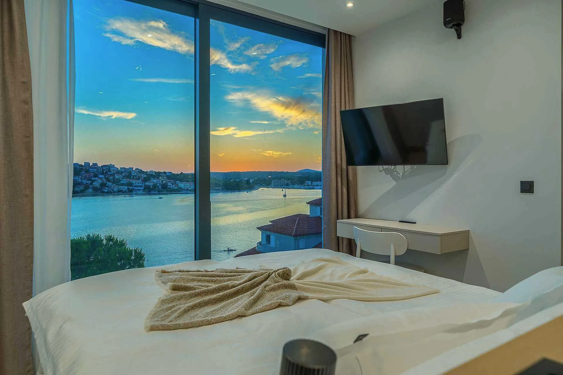 Villa Allina, Luxurious 5- Bedroom Villa with Panoramic Views with Heated Pool