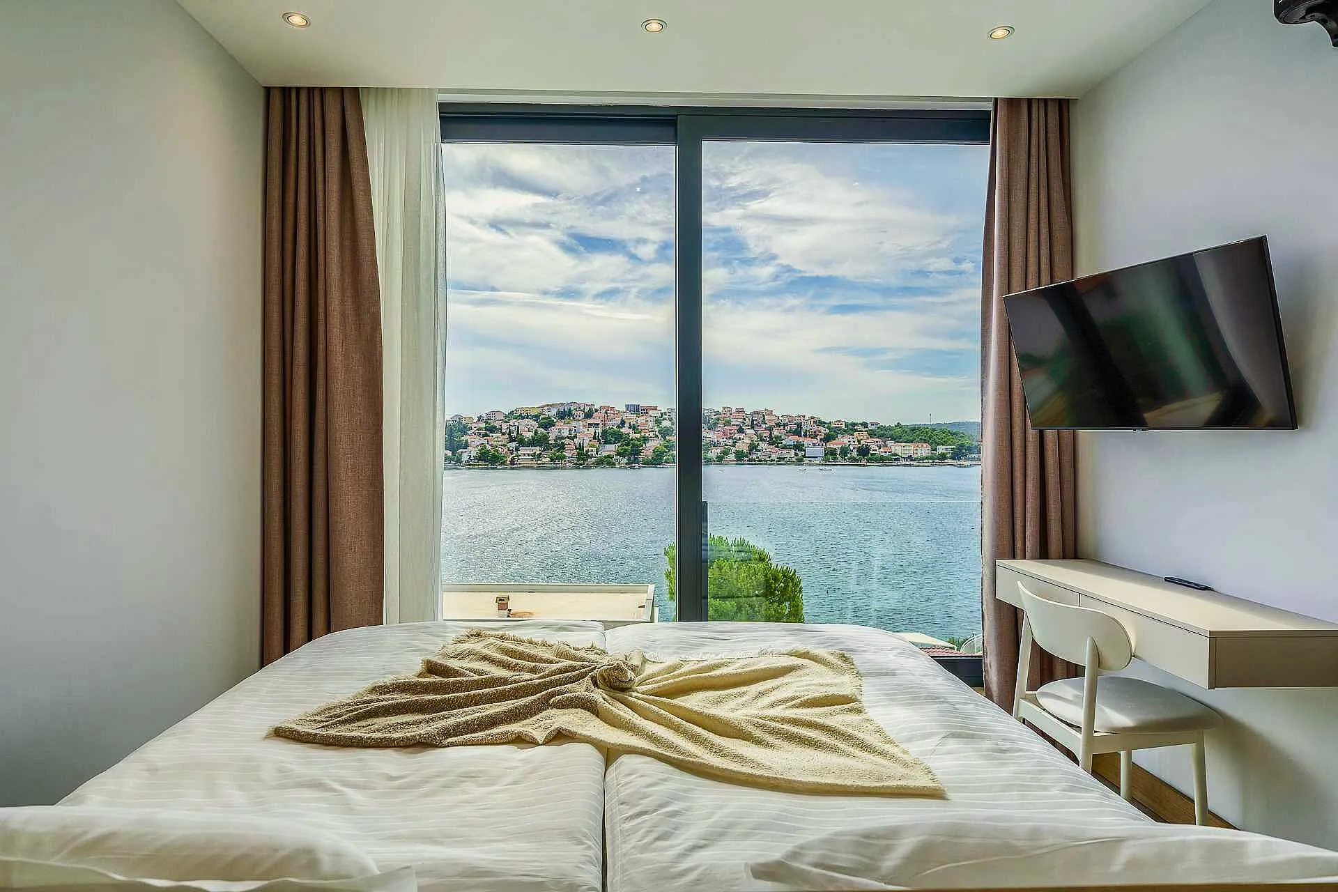 Villa Allina, Luxurious 5- Bedroom Villa with Panoramic Views with Heated Pool