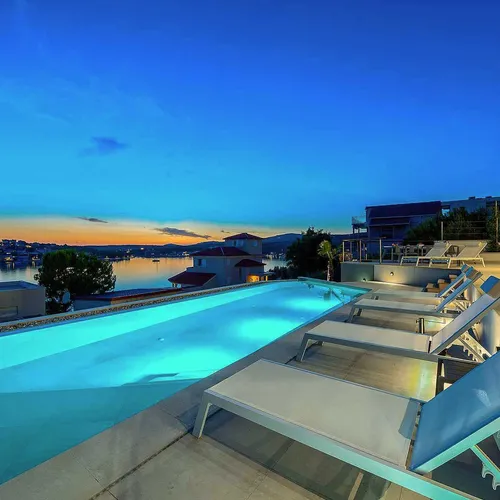 Villa Allina, Luxurious 5- Bedroom Villa with Panoramic Views with Heated Pool