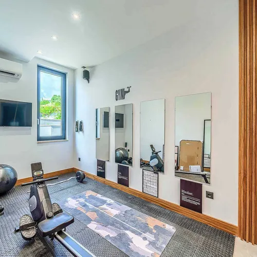 Villa Allina, Luxurious 5- Bedroom Villa with Panoramic Views with Heated Pool