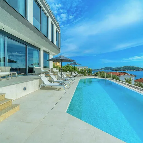 Villa Allina, Luxurious 5- Bedroom Villa with Panoramic Views with Heated Pool