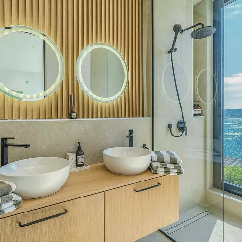 Villa Allina, Luxurious 5- Bedroom Villa with Panoramic Views with Heated Pool