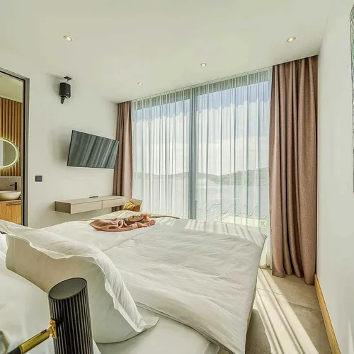 Villa Allina, Luxurious 5- Bedroom Villa with Panoramic Views with Heated Pool