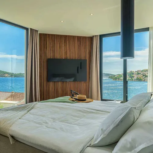 Villa Allina, Luxurious 5- Bedroom Villa with Panoramic Views with Heated Pool