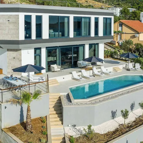 Villa Allina, Luxurious 5- Bedroom Villa with Panoramic Views with Heated Pool