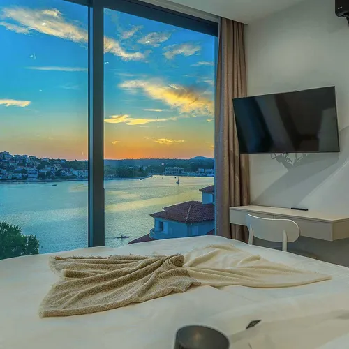 Villa Allina, Luxurious 5- Bedroom Villa with Panoramic Views with Heated Pool