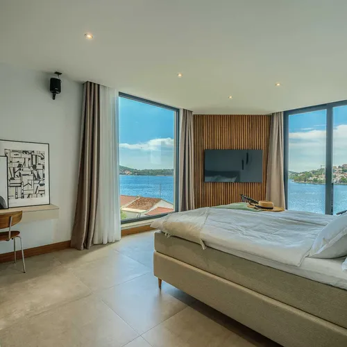 Villa Allina, Luxurious 5- Bedroom Villa with Panoramic Views with Heated Pool