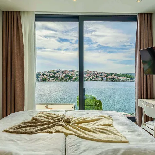 Villa Allina, Luxurious 5- Bedroom Villa with Panoramic Views with Heated Pool