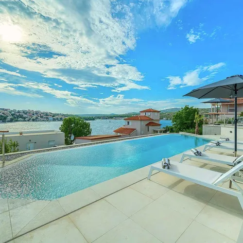 Villa Allina, Luxurious 5- Bedroom Villa with Panoramic Views with Heated Pool