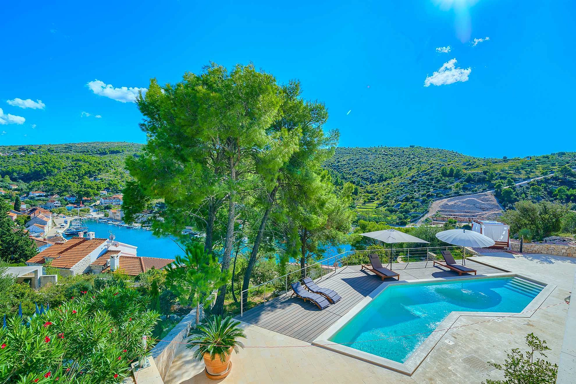 Pine Haven - Island Escape for two, private heated pool, Brac Island