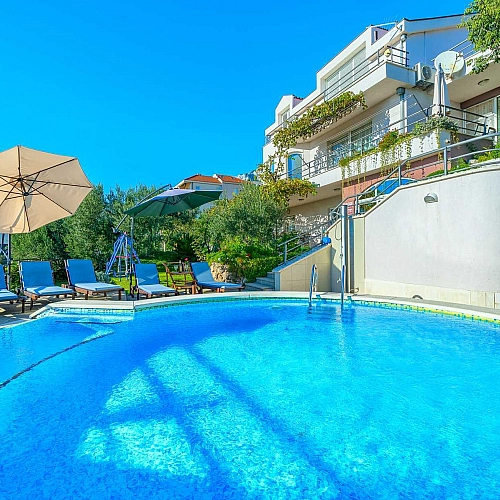 Villa Nugal - Familienvilla mit 5 Schlafzimmern und beheiztem Pool in Makarska