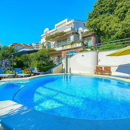 Villa Nugal - Familienvilla mit 5 Schlafzimmern und beheiztem Pool in Makarska