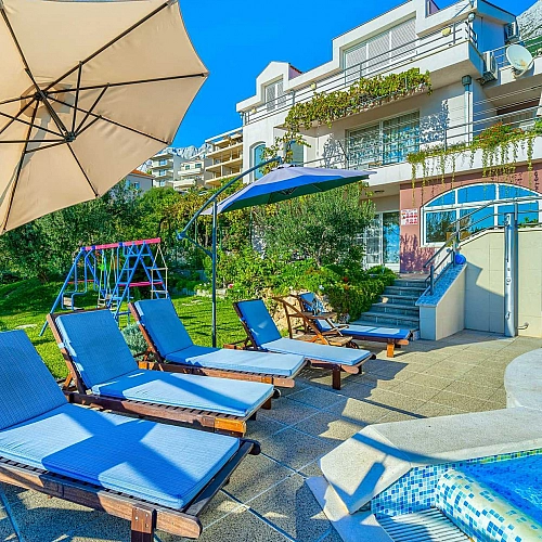 Villa Nugal - Familienvilla mit 5 Schlafzimmern und beheiztem Pool in Makarska