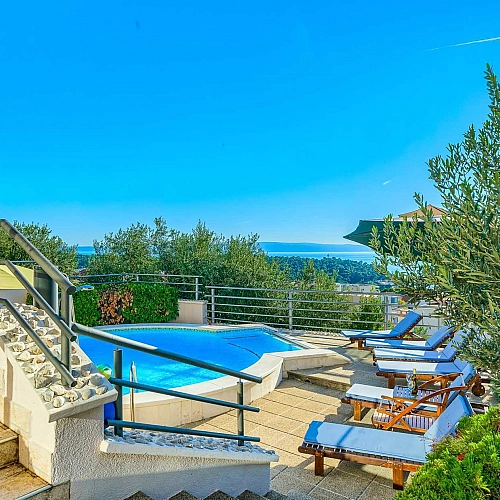 Villa Nugal - Familienvilla mit 5 Schlafzimmern und beheiztem Pool in Makarska
