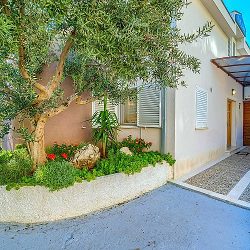 Villa Nugal - Familienvilla mit 5 Schlafzimmern und beheiztem Pool in Makarska