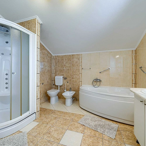 Villa Nugal - Familienvilla mit 5 Schlafzimmern und beheiztem Pool in Makarska