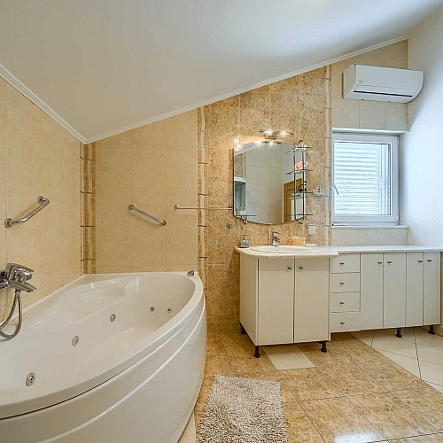 Villa Nugal - Familienvilla mit 5 Schlafzimmern und beheiztem Pool in Makarska