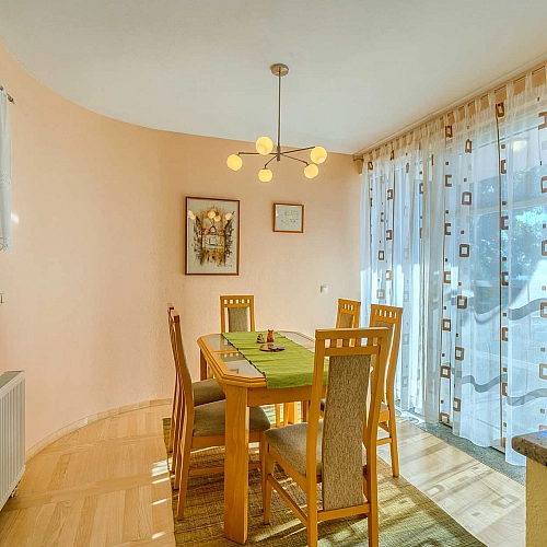 Villa Nugal - Familienvilla mit 5 Schlafzimmern und beheiztem Pool in Makarska